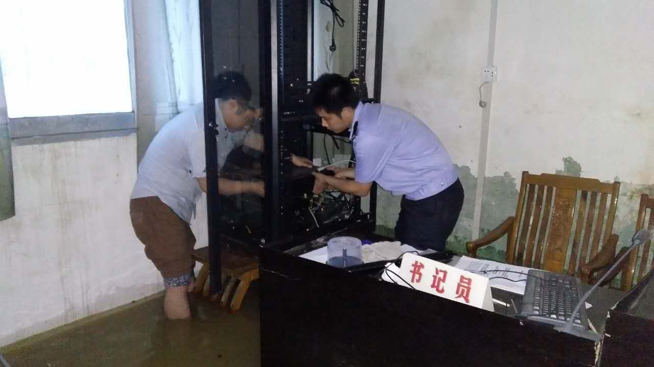 干警抢救法庭设备.jpg
