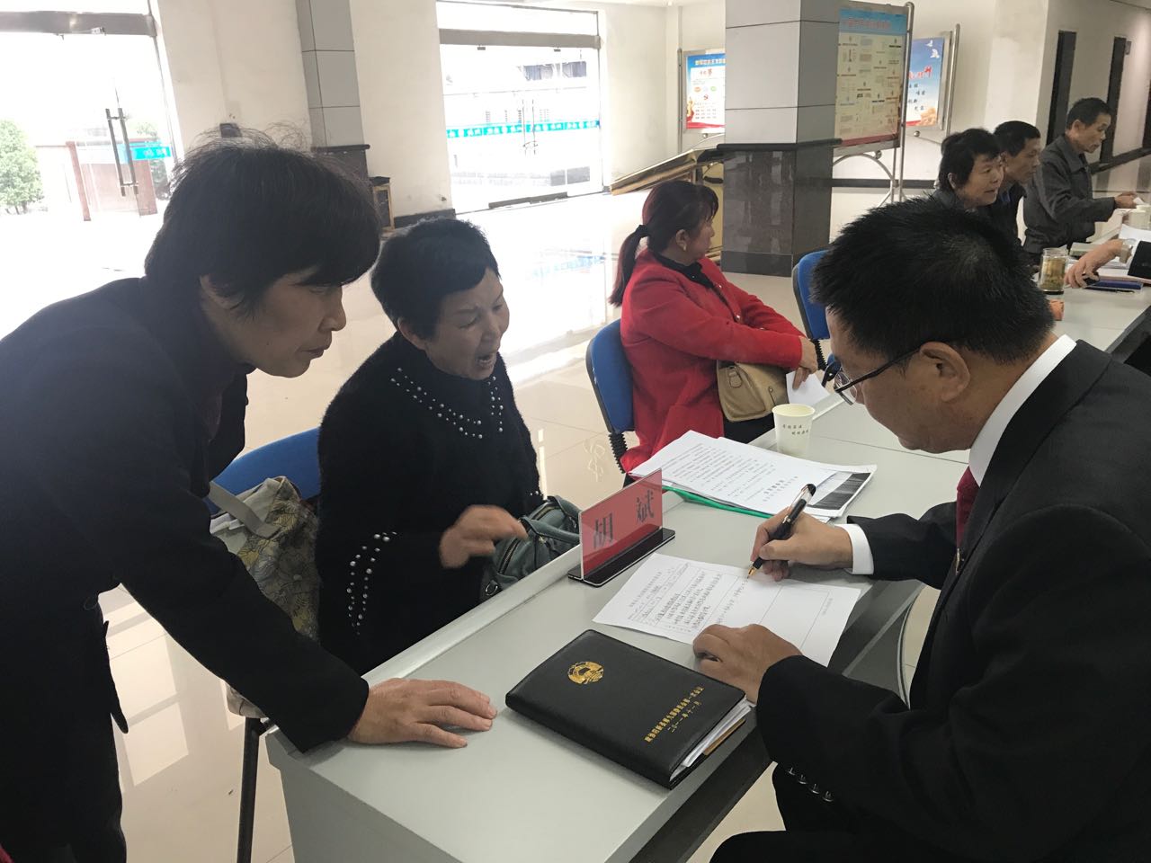 3、党组成员、副院长胡斌记录来访群众诉求.jpg