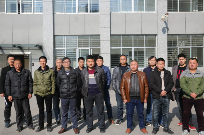 E:\2018年新闻\20181225巧用执行措施，为17名申请执行人兑现权益\部分申请执行人合影.jpg