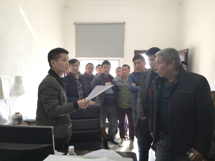 E:\2018年新闻\20181225巧用执行措施，为17名申请执行人兑现权益\为申请执行人解答问题.jpg