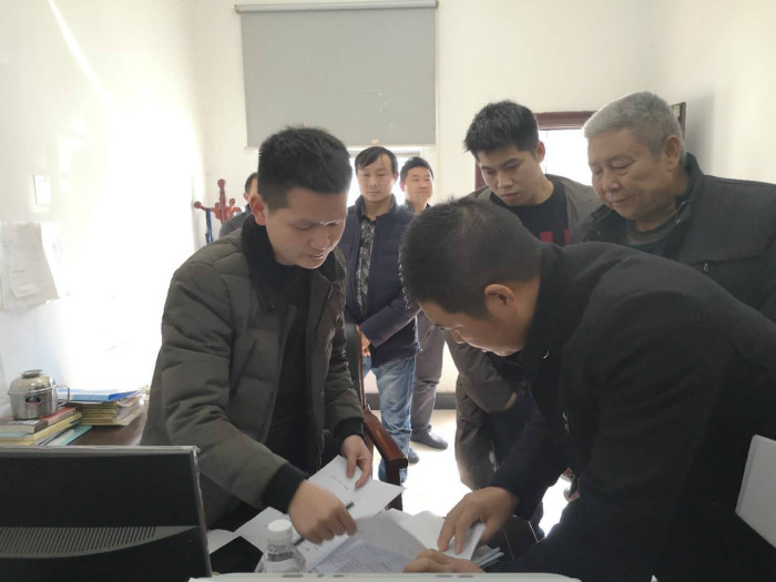 E:\2018年新闻\20181225巧用执行措施，为17名申请执行人兑现权益\申请执行人依次签名.jpg