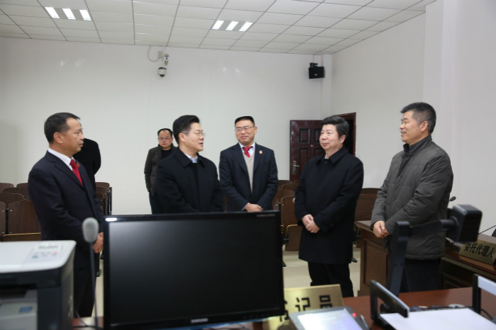 E:\2018年新闻\20181226李群星调研\处理照片\参观科技法庭.JPG