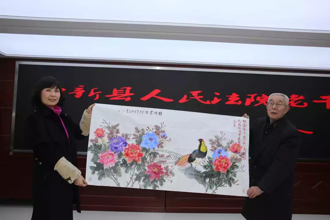 E:\2019年新闻\20190122老干部座谈会\老干部向法院赠送亲手绘制的花鸟图.jpg