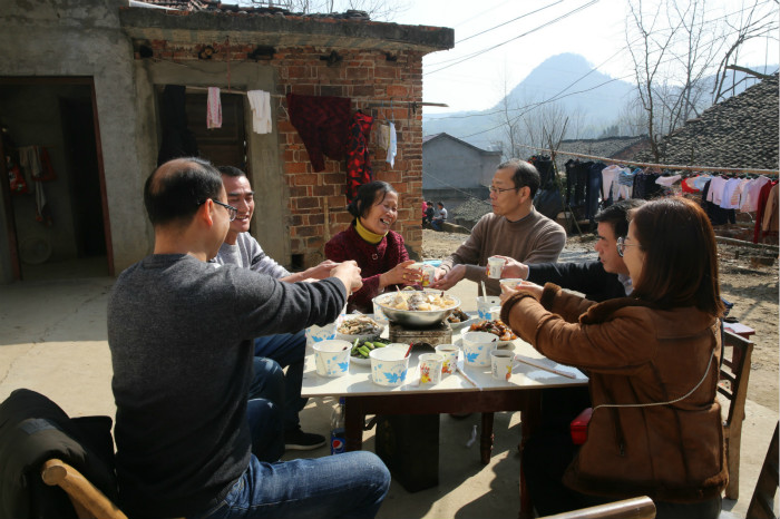 C:\Users\Administrator\Desktop\20190124慰问贫困户\筛选照片\共进午餐.JPG