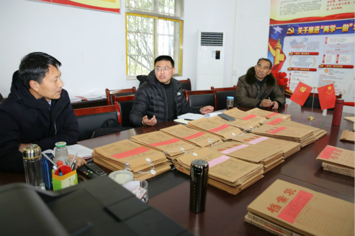 C:\Users\Administrator\Desktop\20190214阳新法院：收心聚力，抖擞精神，吹响新年冲锋号\筛选照片\检查档案资料.JPG