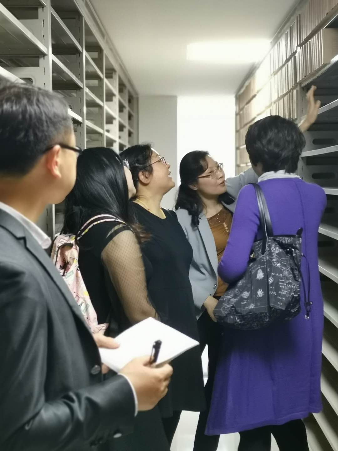 E:\2019年新闻\20190417省高法来阳新法院调研指导档案管理工作\调研组参观该院档案库房1.jpg