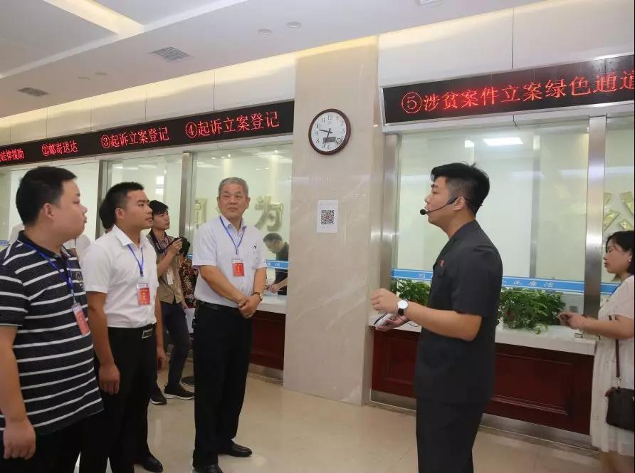 C:\Users\Administrator\Desktop\照片\参观法院\讲解员为代表们介绍诉讼服务中心.jpg