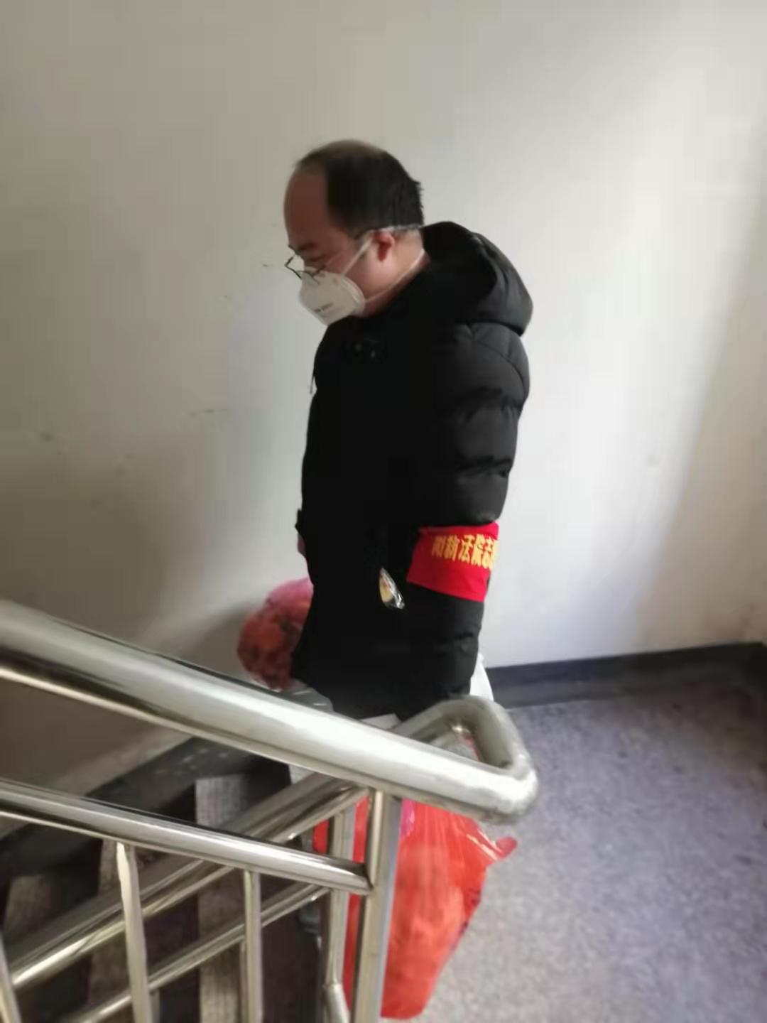 先锋队为社区居民清理生活垃圾.jpg