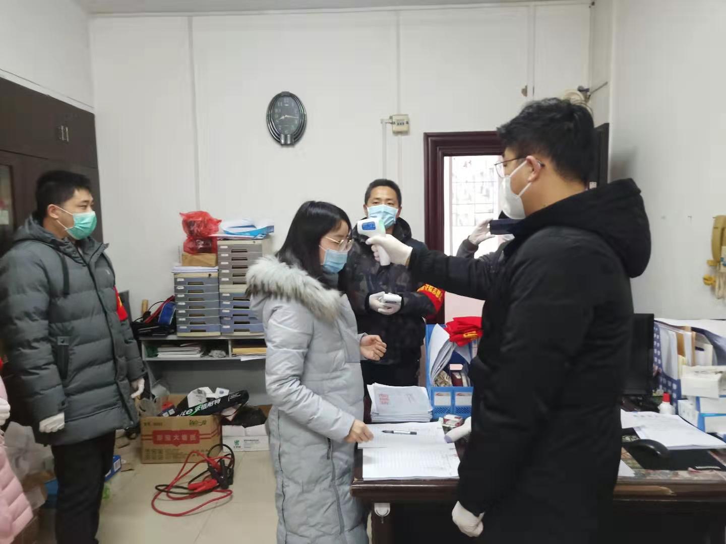 为确保安全，孙豪乾每天都会为上下班干警们测量体温、消杀病毒。.jpg