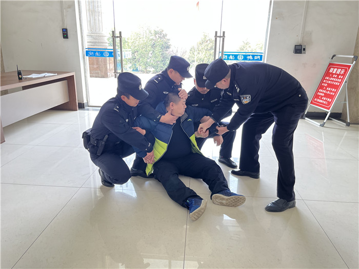 法警们正在进行实操演练.jpg